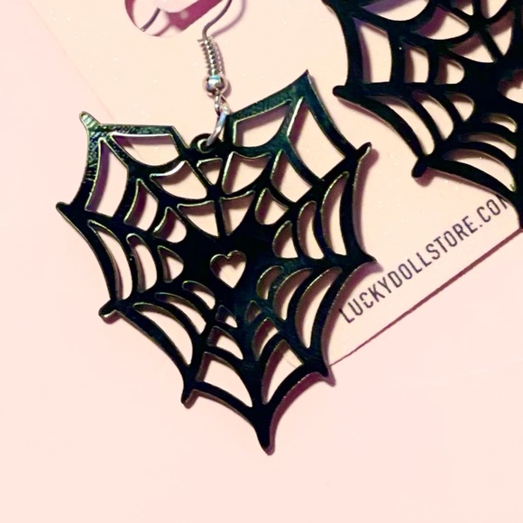 Black Spiderweb Heart Shaped Acrylic Dangling Halloween Gothic Earrings - Picture 6 of 8